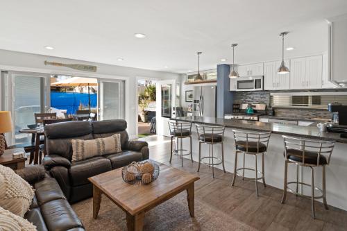 Stunning Beach Home - large patio, parking, ac & dog friendly! near Mission Beach Boardwalk Stunning Beach Home - large patio, parking, ac & dog friendly! near Mission Beach Boardwalk