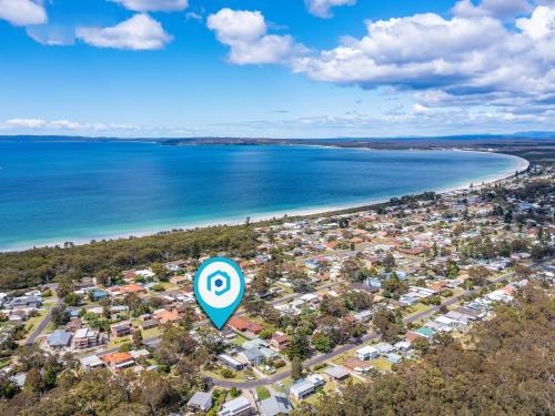 Bluewater Jervis Bay - Pet Friendly Luxury with Spa - 5 Mins Walk to Beach in Callala Beach Bluewater Jervis Bay - Pet Friendly Luxury with Spa - 5 Mins Walk to Beach in Callala Beach