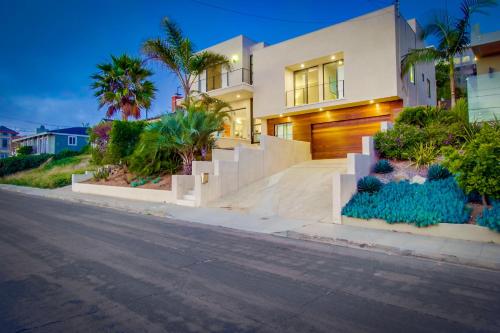 Sunset Cliffs Modern Luxury Estate w Ocean Views, Oversized Spa, AC, Yard! in Sunset Cliffs Sunset Cliffs Modern Luxury Estate w Ocean Views, Oversized Spa, AC, Yard! in Sunset Cliffs