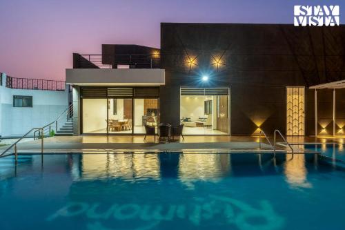 مسبح, StayVista's Richmond House - Hill-View Haven with Private Pool & Indoor Fun in Daulatabad مسبح, StayVista's Richmond House - Hill-View Haven with Private Pool & Indoor Fun in Daulatabad