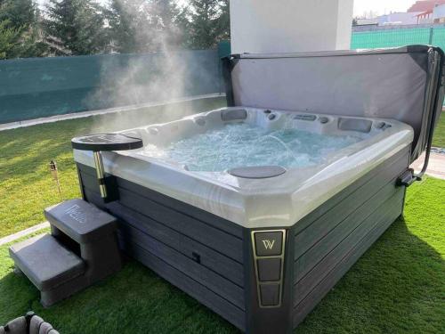 Luxury Home with Jakuzzi near Neusiedler See in เฟอร์ตอสเซนต์มิคลอส Luxury Home with Jakuzzi near Neusiedler See in เฟอร์ตอสเซนต์มิคลอส