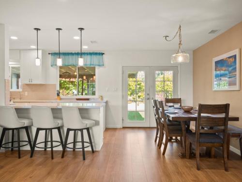 Bay Park Garden Paradise - central Location, AC, Washer Dryer & Private yard! in Bay Park Bay Park Garden Paradise - central Location, AC, Washer Dryer & Private yard! in Bay Park