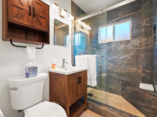 Bay Park Garden Paradise - central Location, AC, Washer Dryer & Private yard! in Bay Park Bay Park Garden Paradise - central Location, AC, Washer Dryer & Private yard! in Bay Park