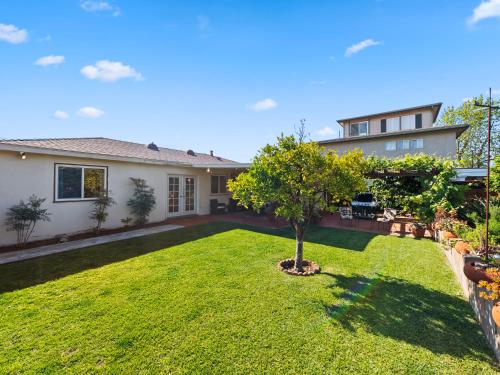 Bay Park Garden Paradise - central Location, AC, Washer Dryer & Private yard! in Bay Park Bay Park Garden Paradise - central Location, AC, Washer Dryer & Private yard! in Bay Park