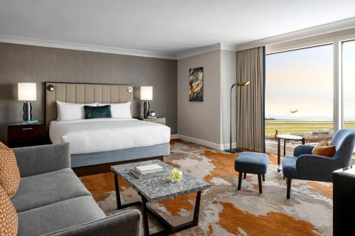 Fairmont Vancouver Airport In-Terminal Hotel in Richmond (BC) Fairmont Vancouver Airport In-Terminal Hotel in Richmond (BC)