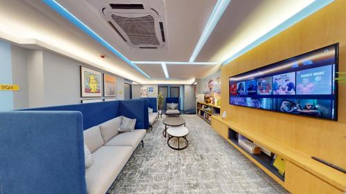 Shared lounge/TV area, Blue Lagoon Hotel @ Bandar Sunway near Sunway Lagoon Shared lounge/TV area, Blue Lagoon Hotel @ Bandar Sunway near Sunway Lagoon