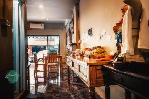 The Guest Hotel near Wat Kaew Ko Wararam The Guest Hotel near Wat Kaew Ko Wararam