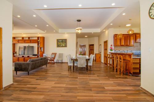 Instalaciones, Tropical Palace Hotel in San Pedro Instalaciones, Tropical Palace Hotel in San Pedro