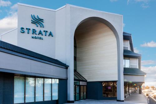 Exterior view, Strata Hotel in Kingston (ON) Exterior view, Strata Hotel in Kingston (ON)
