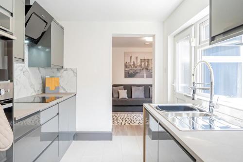 Contractors 8beds Off Road Vanparking 3 Bathrooms in Swaythling Contractors 8beds Off Road Vanparking 3 Bathrooms in Swaythling