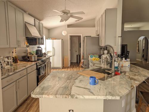 Kitchen, 2 private rooms in a quiet neighborhood can book up to 4 people in Winter Garden Kitchen, 2 private rooms in a quiet neighborhood can book up to 4 people in Winter Garden