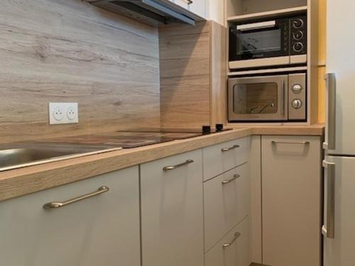 Appartement Balaruc-les-Bains, 2 pièces, 4 personnes - FR-1-503-84 (Appartement 2 etoiles proche du stade et des Thermes a Balaruc-les-Bains, avec parking et balcon fer) in เบรารุส เลส เบียน Appartement Balaruc-les-Bains, 2 pièces, 4 personnes - FR-1-503-84 (Appartement 2 etoiles proche du stade et des Thermes a Balaruc-les-Bains, avec parking et balcon fer) in เบรารุส เลส เบียน