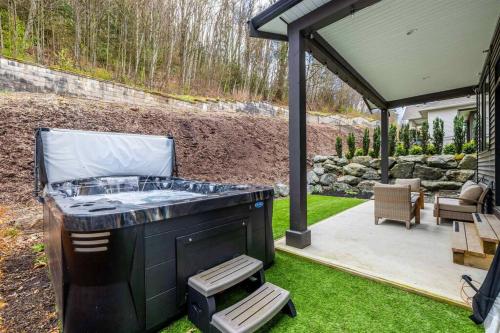 Mountain Retreat with Views, Hot Tub, Games & AC in צ'יליוואק (BC) Mountain Retreat with Views, Hot Tub, Games & AC in צ'יליוואק (BC)