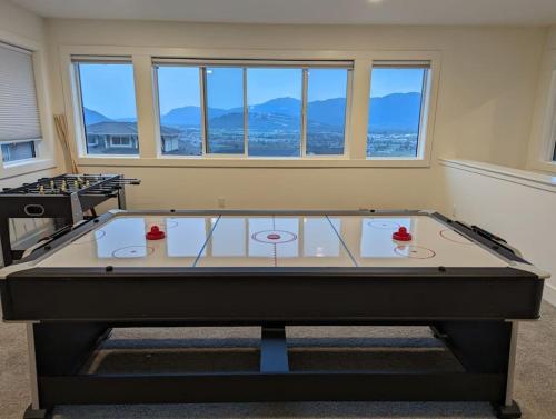 Mountain Retreat with Views, Hot Tub, Games & AC in צ'יליוואק (BC) Mountain Retreat with Views, Hot Tub, Games & AC in צ'יליוואק (BC)
