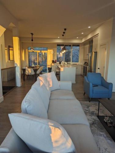 Mountain Retreat with Views, Hot Tub, Games & AC in צ'יליוואק (BC) Mountain Retreat with Views, Hot Tub, Games & AC in צ'יליוואק (BC)