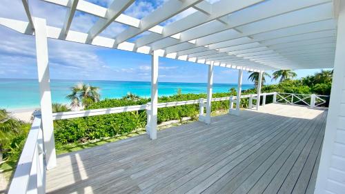 Balkon/teras, Eleuthera Retreat - Villa & Cottages on pink sand beachfront in North Palmetto Point Balkon/teras, Eleuthera Retreat - Villa & Cottages on pink sand beachfront in North Palmetto Point
