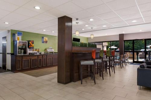 餐飲選擇, 阿爾伯馬爾希爾頓恆庭酒店 (Best Western Albemarle Inn) in 阿爾伯馬爾 (NC) 餐飲選擇, 阿爾伯馬爾希爾頓恆庭酒店 (Best Western Albemarle Inn) in 阿爾伯馬爾 (NC)
