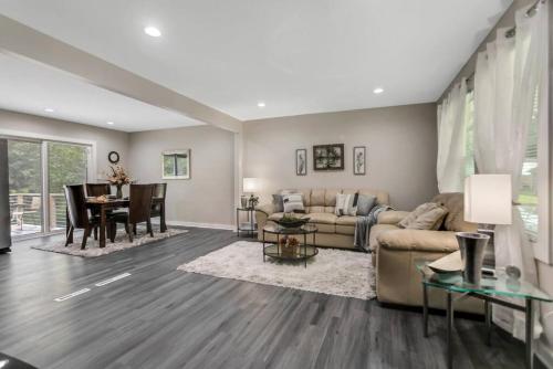 Cozy Cumberland ATL Home w Hot Tub in Collier Heights Cozy Cumberland ATL Home w Hot Tub in Collier Heights