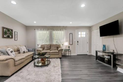 Cozy Cumberland ATL Home w Hot Tub in Collier Heights Cozy Cumberland ATL Home w Hot Tub in Collier Heights