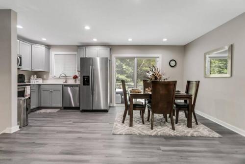 Cozy Cumberland ATL Home w Hot Tub in Collier Heights Cozy Cumberland ATL Home w Hot Tub in Collier Heights