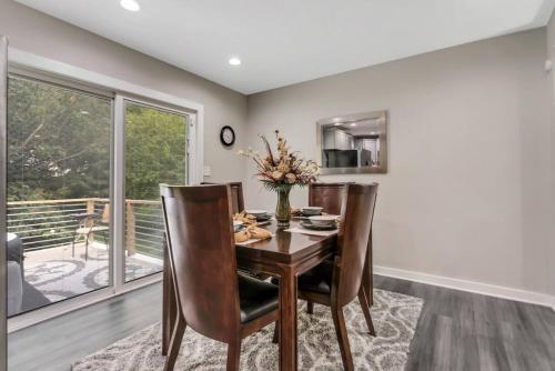 Cozy Cumberland ATL Home w Hot Tub in Collier Heights Cozy Cumberland ATL Home w Hot Tub in Collier Heights