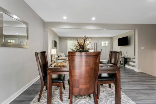 Cozy Cumberland ATL Home w Hot Tub in Collier Heights Cozy Cumberland ATL Home w Hot Tub in Collier Heights