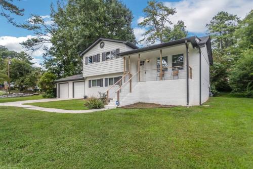 Cozy Cumberland ATL Home w Hot Tub in Collier Heights Cozy Cumberland ATL Home w Hot Tub in Collier Heights