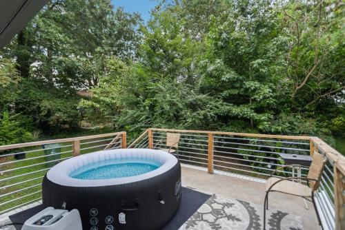 Cozy Cumberland ATL Home w Hot Tub in Collier Heights Cozy Cumberland ATL Home w Hot Tub in Collier Heights