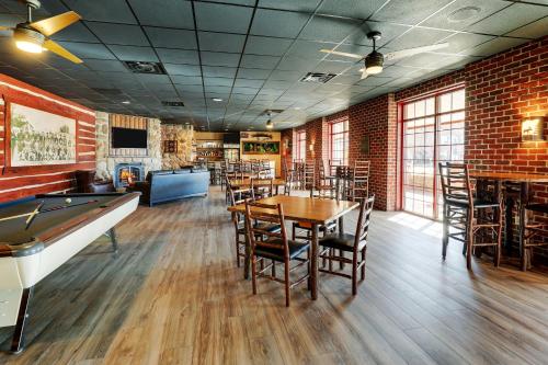 Pub/Lounge, Stoney Creek Hotel Moline in Moline (Illionis) Pub/Lounge, Stoney Creek Hotel Moline in Moline (Illionis)