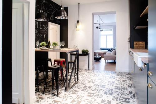 Stunning new central home near Basilica - image 10