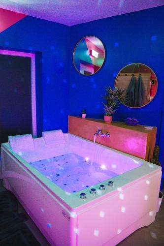 جاكوزي, Capsule Boogie-Woogie - JACUZZI - SAUNA - BILLARD - JEUX - ECRAN GÉANT - FILET SUSPENDU - NETFLIX (Capsule Boogie-Woogie - JACUZZI - SAUNA - BILLARD - JEUX - ECRAN GEANT - FILET SUSPENDU - NETFLIX) in La Louviere جاكوزي, Capsule Boogie-Woogie - JACUZZI - SAUNA - BILLARD - JEUX - ECRAN GÉANT - FILET SUSPENDU - NETFLIX (Capsule Boogie-Woogie - JACUZZI - SAUNA - BILLARD - JEUX - ECRAN GEANT - FILET SUSPENDU - NETFLIX) in La Louviere