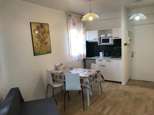 Kitchen, AparisAppart in Le Pre-Saint-Gervais Kitchen, AparisAppart in Le Pre-Saint-Gervais