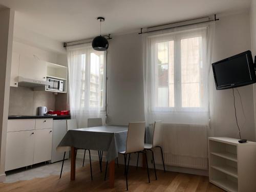 Kitchen, AparisAppart in Le Pre-Saint-Gervais Kitchen, AparisAppart in Le Pre-Saint-Gervais