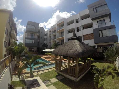 Modern 3-Bedroom Apt, 7mins Walk to Beach - SRC1A