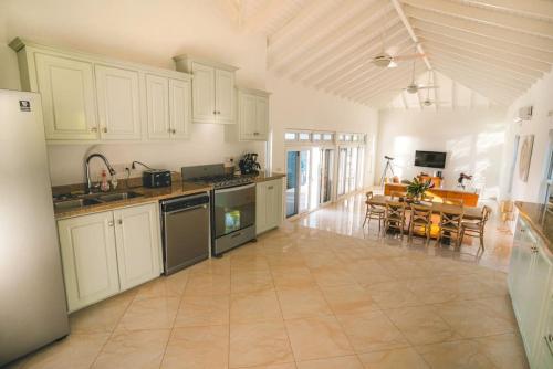 Amazing mountain top home with stunning views in Marigot Bay Amazing mountain top home with stunning views in Marigot Bay