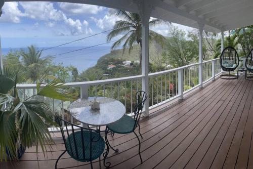 Modern 1 bed guesthouse with pool and ocean view in Marigot Bay Modern 1 bed guesthouse with pool and ocean view in Marigot Bay