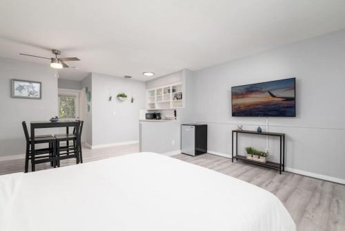 Just Off Wilton Drive Apt 4 in Wilton Manors Just Off Wilton Drive Apt 4 in Wilton Manors