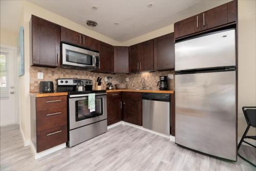 Just Off Wilton Drive Apt 6 in Wilton Manors Just Off Wilton Drive Apt 6 in Wilton Manors
