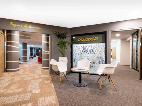 Business center, Ibis Bordeaux Centre Meriadeck near Grosse Cloche de Bordeaux Business center, Ibis Bordeaux Centre Meriadeck near Grosse Cloche de Bordeaux