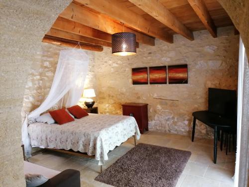 Jim cosy & spa in Saint Hilaire D'Ozilhan Jim cosy & spa in Saint Hilaire D'Ozilhan