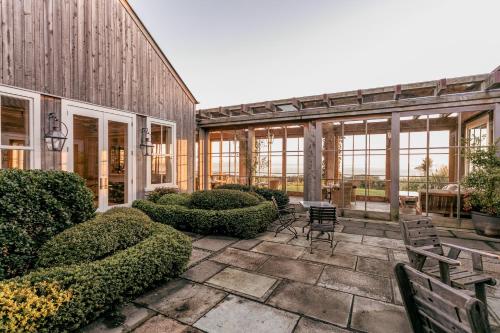 ระเบียง/ชานเรือน, เดอะ ฟาร์ม แอต เคป คิดแนปเปอร์ส ลักชัวรี ลอดจ์ (The Farm at Cape Kidnappers Luxury Lodge) in คลิฟตัน ระเบียง/ชานเรือน, เดอะ ฟาร์ม แอต เคป คิดแนปเปอร์ส ลักชัวรี ลอดจ์ (The Farm at Cape Kidnappers Luxury Lodge) in คลิฟตัน