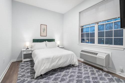 Urban Luxury Condo: 20 Mins to NYC (Gym, Laundry)