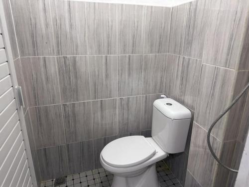 浴室, RedDoorz near Stasiun Pematangsiantar in 培瑪唐席安塔市 浴室, RedDoorz near Stasiun Pematangsiantar in 培瑪唐席安塔市