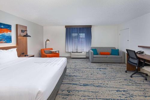 La Quinta Inn & Suites by Wyndham Nashville Airport in Nashville (TN) La Quinta Inn & Suites by Wyndham Nashville Airport in Nashville (TN)