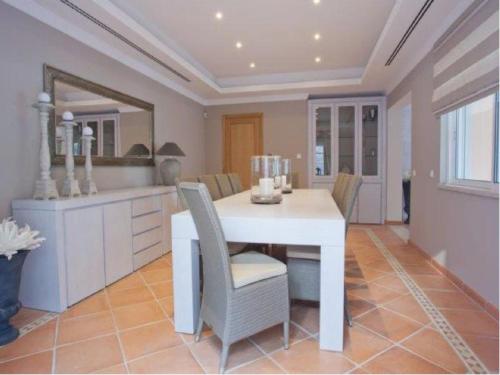 Elegant 6 Bedroom Villa - Villa Arden - Games Room With Snooker Table And Table Tennis - Quinta Do L in อัลมานซิล Elegant 6 Bedroom Villa - Villa Arden - Games Room With Snooker Table And Table Tennis - Quinta Do L in อัลมานซิล