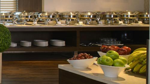 อาหารและเครื่องดื่ม, เรสซิเดนซี ซาโรวาร์ พอร์ติโก มุมไบ (Residency Sarovar Portico Mumbai) near ห้างสรรพสินค้าโอเบอรอย อาหารและเครื่องดื่ม, เรสซิเดนซี ซาโรวาร์ พอร์ติโก มุมไบ (Residency Sarovar Portico Mumbai) near ห้างสรรพสินค้าโอเบอรอย