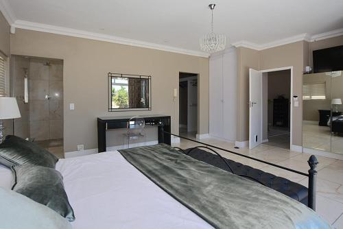 Luxury home walking distance to Blouberg beach