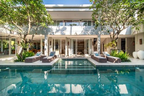 Villa Sunsara 2 - Spacious 4-Bedroom Haven next to Berawa Beach