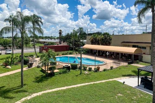 Swimming pool, Rodeway Inn Sun City Center in Sun City Center (FL) Swimming pool, Rodeway Inn Sun City Center in Sun City Center (FL)