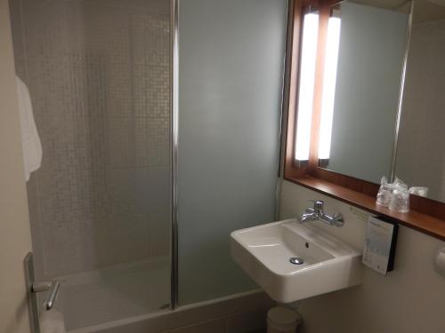 Bathroom, Campanile Biarritz Hotel in Biarritz Bathroom, Campanile Biarritz Hotel in Biarritz